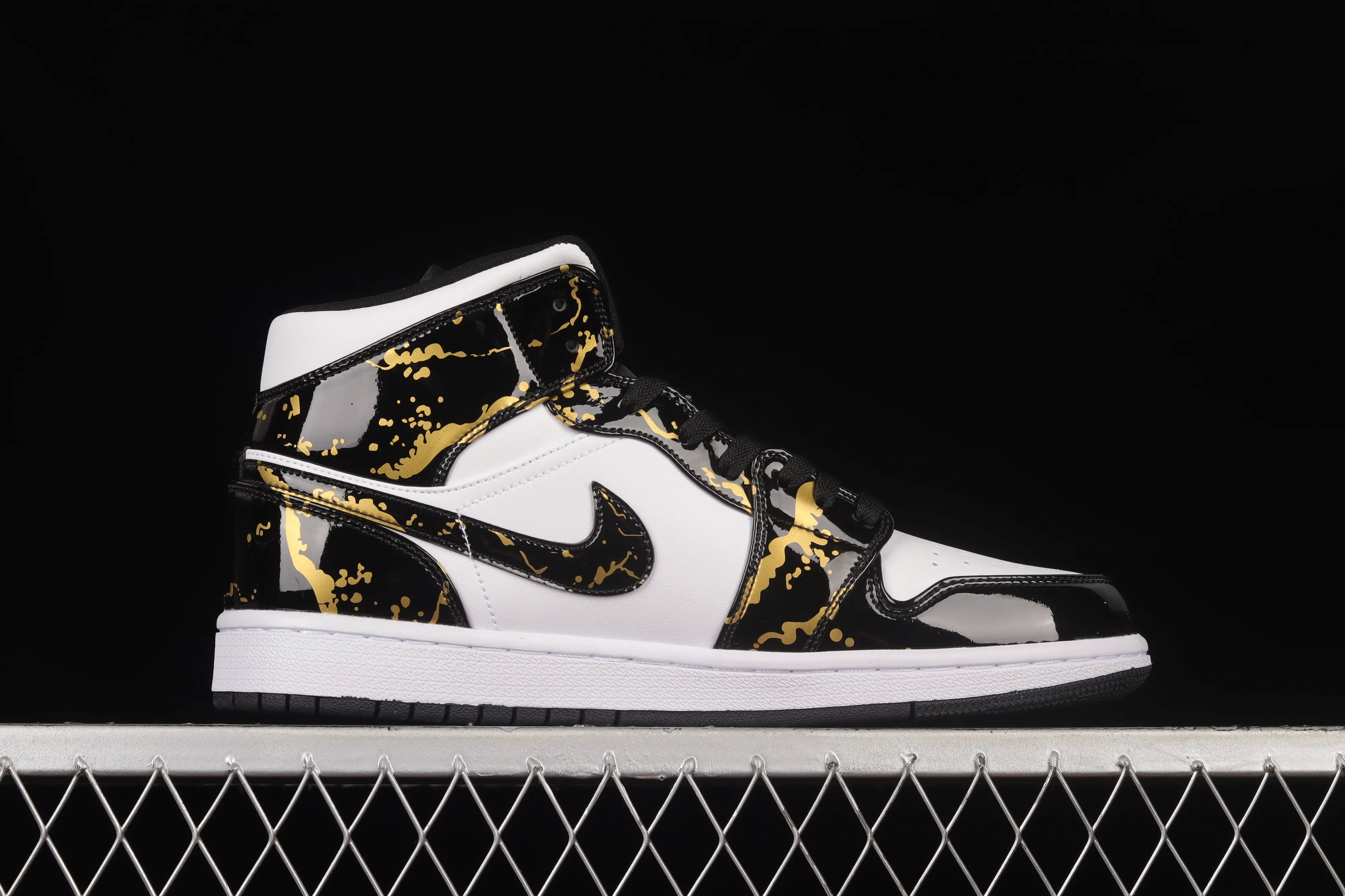 All categories Air Jordan Jordan series basketball shoes Air Jordan 1 Mid Air Jordan 1 Mid AJ1 Joe 1 patent leather black gold mid-top basketball shoes 554724-132